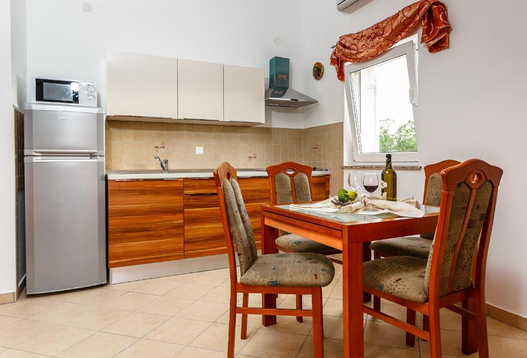 Apartments Mare & Mons Deluxe Малинска Стая снимка