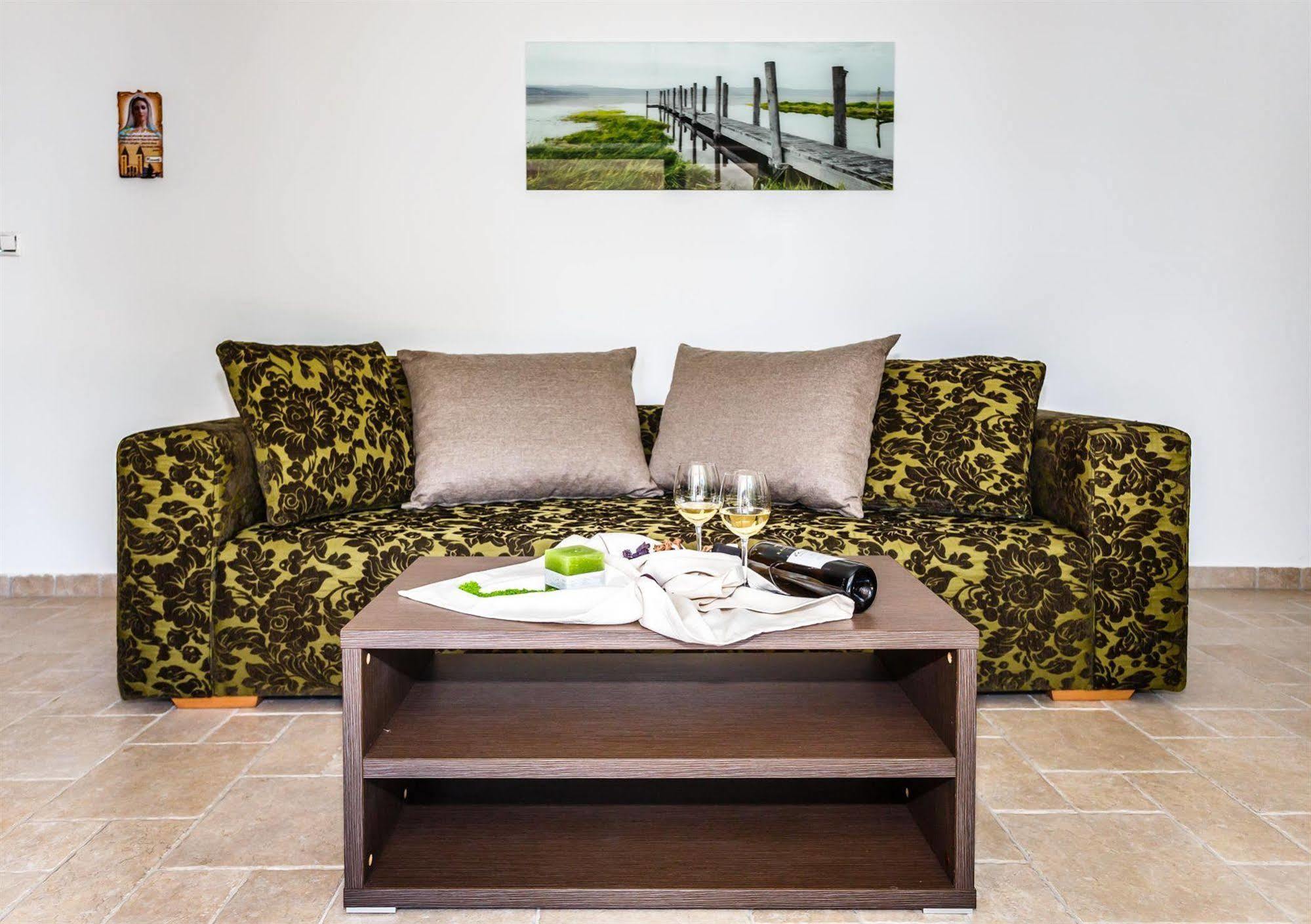 Apartments Mare & Mons Deluxe Малинска Екстериор снимка