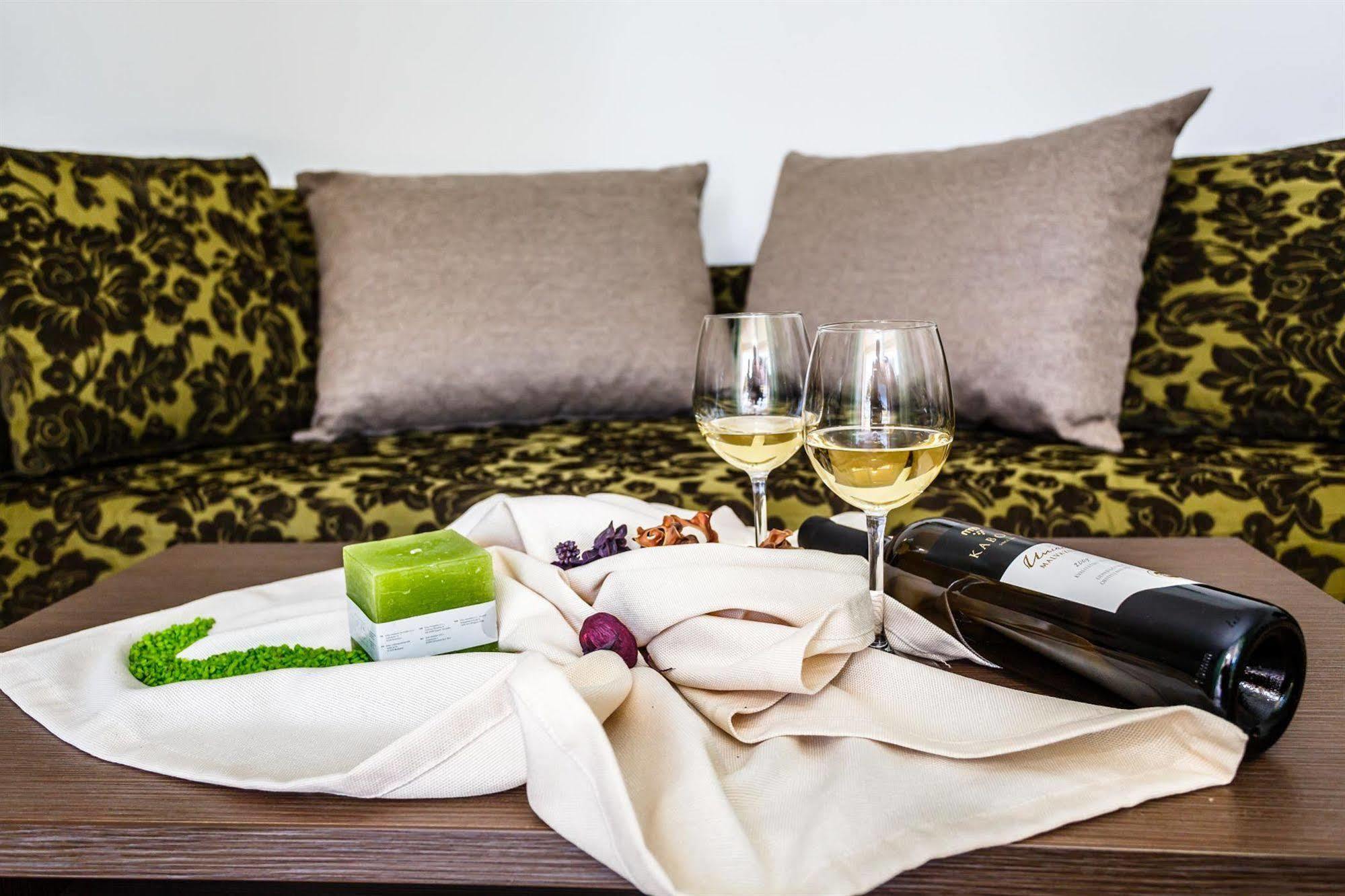 Apartments Mare & Mons Deluxe Малинска Екстериор снимка