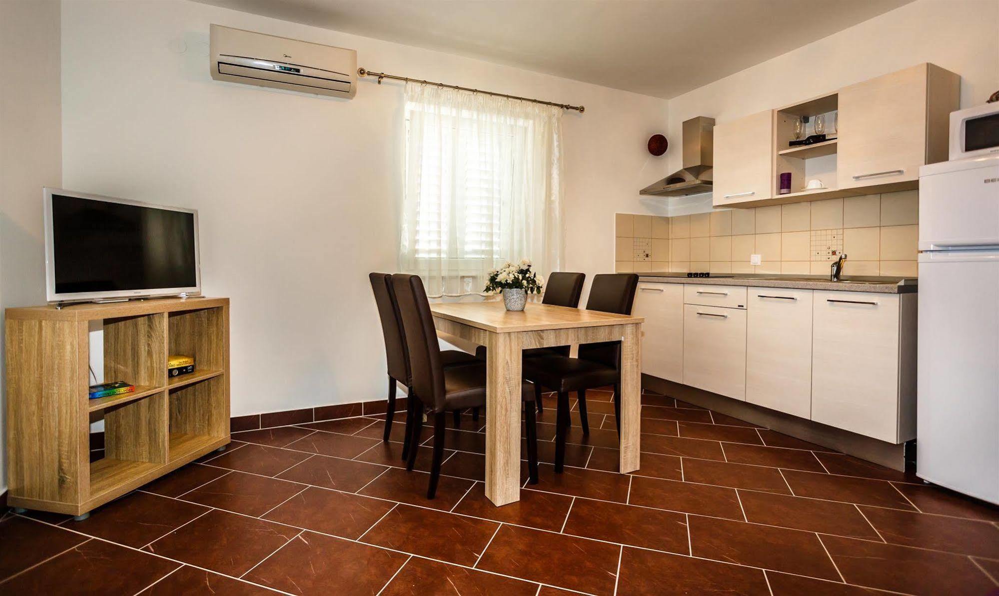 Apartments Mare & Mons Deluxe Малинска Екстериор снимка